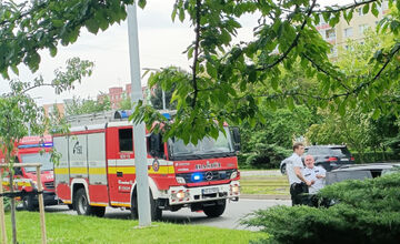 FOTO: V Košiciach sa zrazilo auto s motorkárom, zasahovali aj zdravotníci