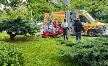 FOTO: V Košiciach sa zrazilo auto s motorkárom, zasahovali aj zdravotníci