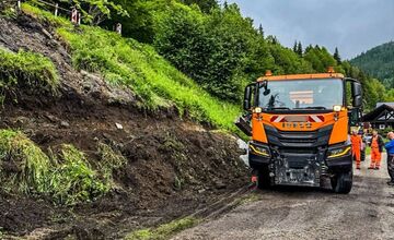 FOTO: Počasie podmylo cestu v obci Mlynky