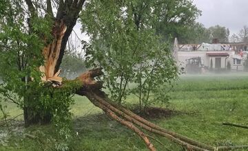 FOTO: Poľskom sa prehnala supercela, strhávala strechy a stromy