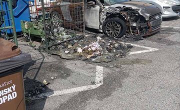 FOTO: Na Furči horeli kontajnery, odnieslo si to aj vedľa stojace Audi