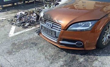 FOTO: Na Furči horeli kontajnery, odnieslo si to aj vedľa stojace Audi