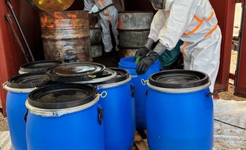 FOTO: Zo Strážskeho odišiel prvý kamión naložený nebezpečnými PCB látkami