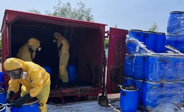 FOTO: Zo Strážskeho odišiel prvý kamión naložený nebezpečnými PCB látkami