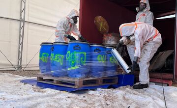 FOTO: Zo Strážskeho odišiel prvý kamión naložený nebezpečnými PCB látkami