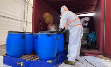 FOTO: Zo Strážskeho odišiel prvý kamión naložený nebezpečnými PCB látkami