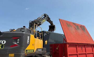 FOTO: Zo Strážskeho odišiel prvý kamión naložený nebezpečnými PCB látkami