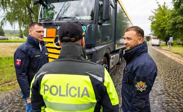 FOTO: Zo Strážskeho odišiel prvý kamión naložený nebezpečnými PCB látkami