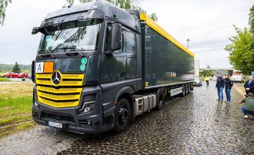 FOTO: Zo Strážskeho odišiel prvý kamión naložený nebezpečnými PCB látkami