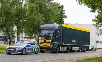 FOTO: Zo Strážskeho odišiel prvý kamión naložený nebezpečnými PCB látkami