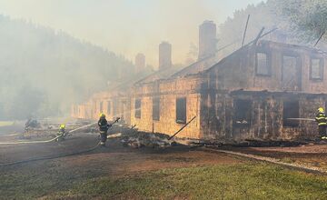 FOTO: Hasiči zasahujú pri rozsiahlom požiari chát v okrese Spišská Nová Ves