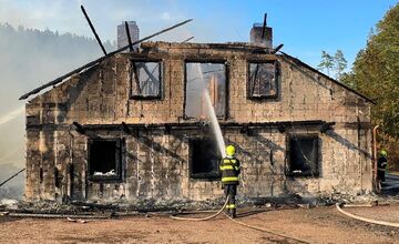 FOTO: Hasiči zasahujú pri rozsiahlom požiari chát v okrese Spišská Nová Ves