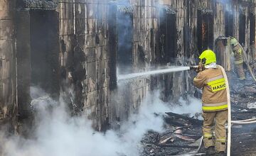 FOTO: Hasiči zasahujú pri rozsiahlom požiari chát v okrese Spišská Nová Ves