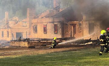 FOTO: Hasiči zasahujú pri rozsiahlom požiari chát v okrese Spišská Nová Ves