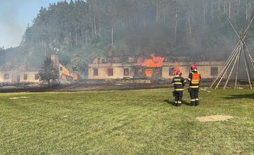 FOTO: Hasiči zasahujú pri rozsiahlom požiari chát v okrese Spišská Nová Ves