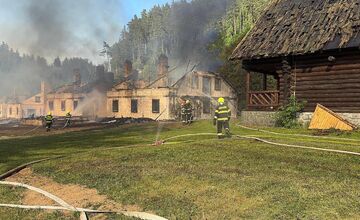 FOTO: Hasiči zasahujú pri rozsiahlom požiari chát v okrese Spišská Nová Ves