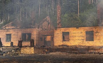 FOTO: Hasiči zasahujú pri rozsiahlom požiari chát v okrese Spišská Nová Ves