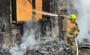 FOTO: Hasiči zasahujú pri rozsiahlom požiari chát v okrese Spišská Nová Ves