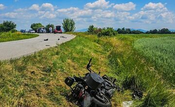 FOTO: Medzi Komárovcami a Buzicou sa zrazilo osobné auto s motorkou