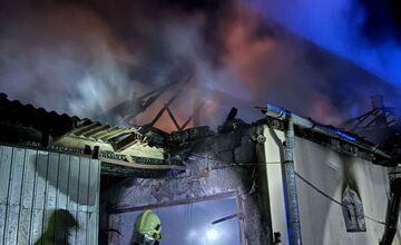FOTO: Požiar garáže a strechy domu v Zatíne