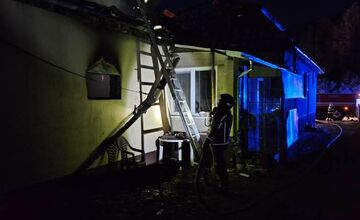 FOTO: Požiar garáže a strechy domu v Zatíne