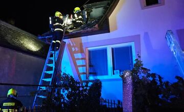 FOTO: Požiar garáže a strechy domu v Zatíne