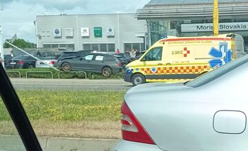 FOTO: Vodič BMW skončil po nehode zapichnutý v stĺpe