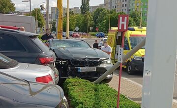 FOTO: Vodič BMW skončil po nehode zapichnutý v stĺpe