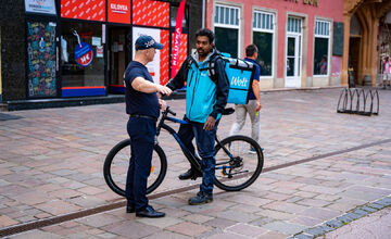 FOTO: Cyklistov aj kolobežkárov prekvapila meracia akcia priamo v historickom centre Košíc