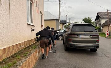 FOTO: Starostu obce vo Vranovskom okrese zadržali priamo pri braní úplatku