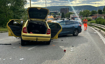 Sečovskú cestu uzavrela dopravná nehoda dvoch áut