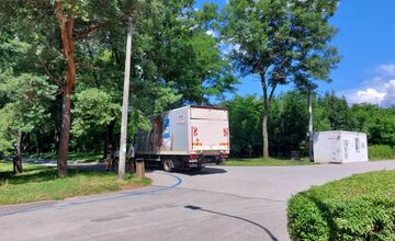 FOTO: Auto DM si to namierilo cez park Anička