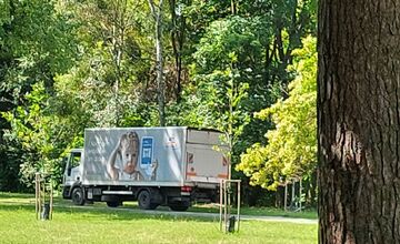 FOTO: Auto DM si to namierilo cez park Anička