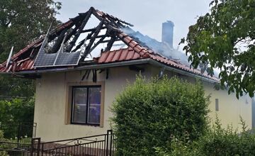 FOTO: Víkendovú chalupu v obci Hnojné zachvátili počas noci plamene