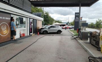 FOTO: Vodič Kie narazil do čerpacej stanice