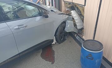 FOTO: Vodič Kie narazil do čerpacej stanice