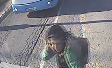 FOTO: Polícia pátra po identite chodca, ktorý by mohol objasniť nehodu autobusu v Košiciach. Spoznávate ho?