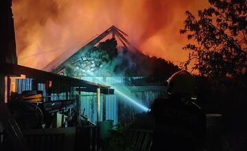 FOTO: Požiar skladu a dielne v Kuzmiciach