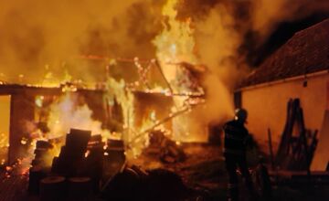 FOTO: Požiar skladu a dielne v Kuzmiciach