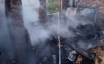 FOTO: Požiar skladu a dielne v Kuzmiciach