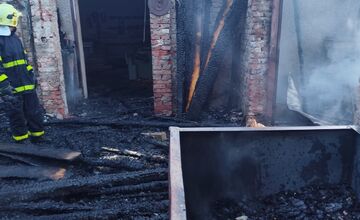 FOTO: Požiar skladu a dielne v Kuzmiciach