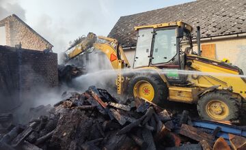 FOTO: Požiar skladu a dielne v Kuzmiciach
