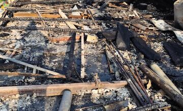 FOTO: Požiar skladu a dielne v Kuzmiciach