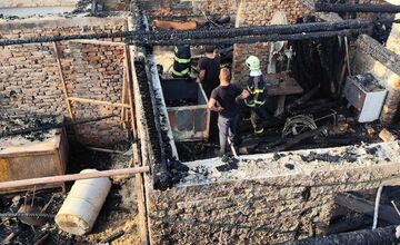 FOTO: Požiar skladu a dielne v Kuzmiciach