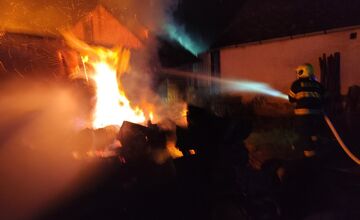FOTO: Požiar skladu a dielne v Kuzmiciach