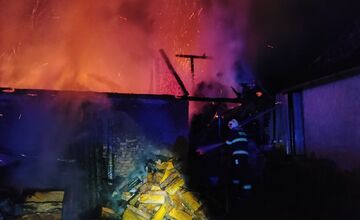 FOTO: Požiar skladu a dielne v Kuzmiciach