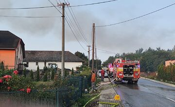 FOTO: Požiar skladu a dielne v Kuzmiciach