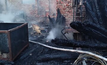 FOTO: Požiar skladu a dielne v Kuzmiciach