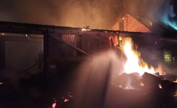 FOTO: Požiar skladu a dielne v Kuzmiciach