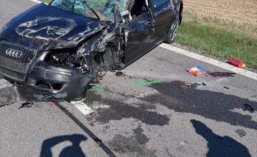 FOTO: Medzi Vyšnou a Nižnou Kamenicou sa prevrátilo auto na strechu